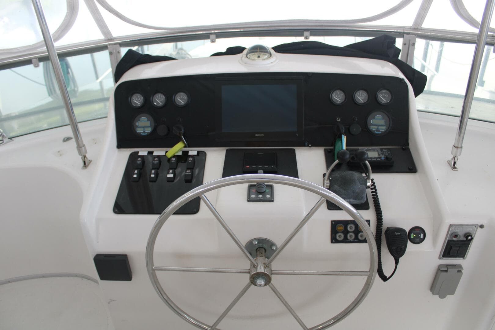 50 ft Ocean Alexander - Upper Helm Closeup