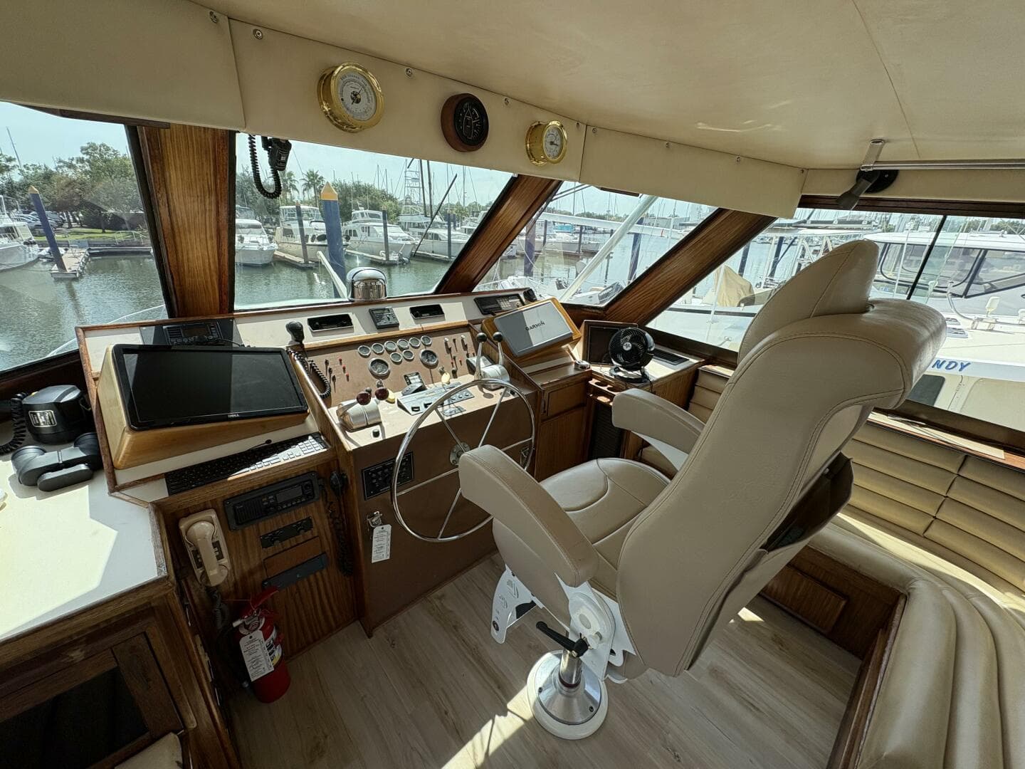 1985 Hatteras 60 Enclosed Bridge
