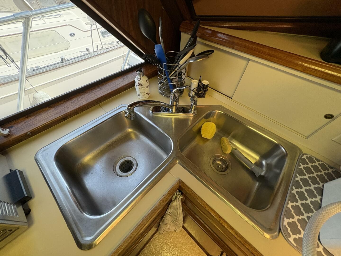 1985 Hatteras 60 Enclosed Bridge