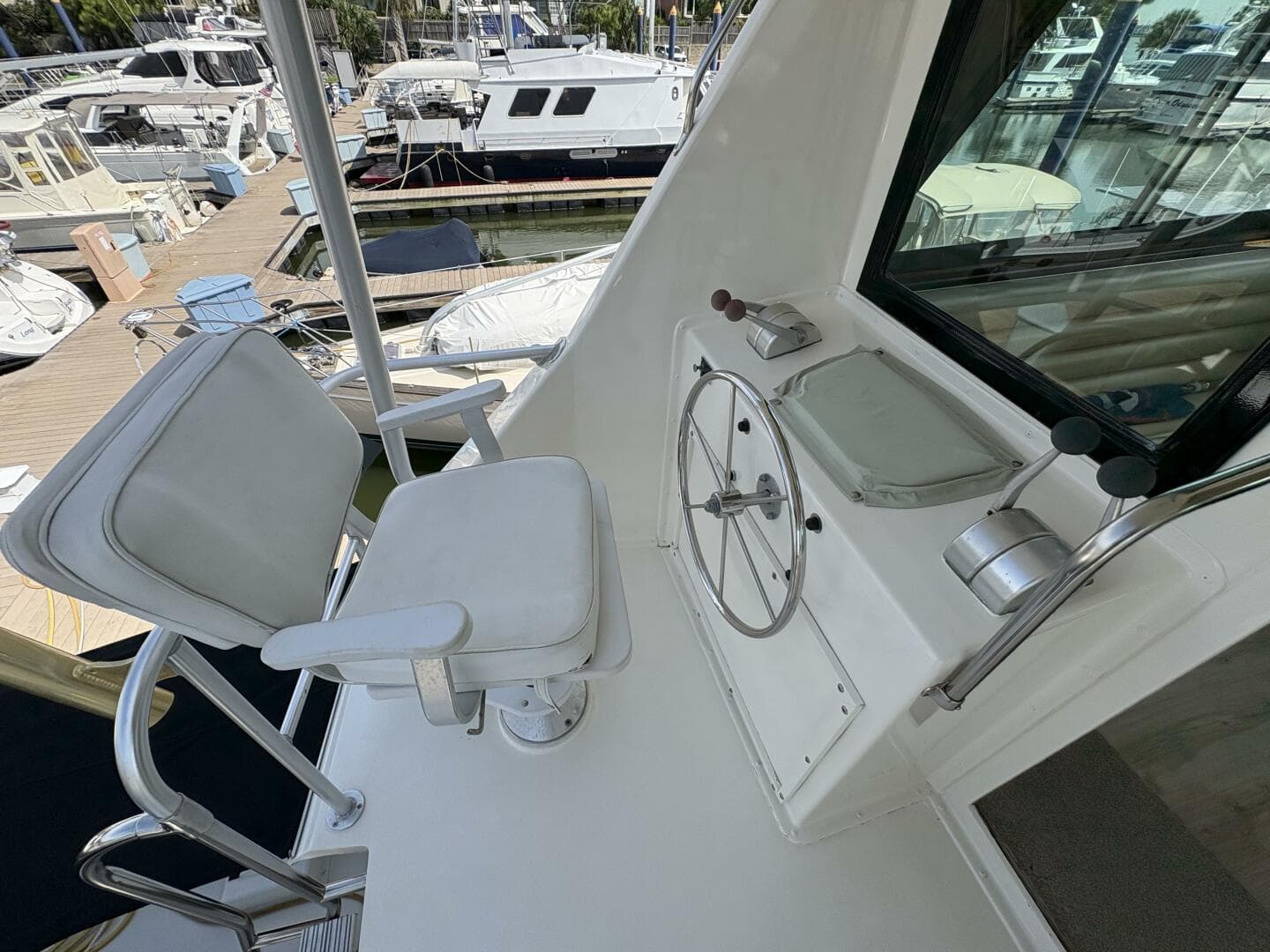 1985 Hatteras 60 Enclosed Bridge