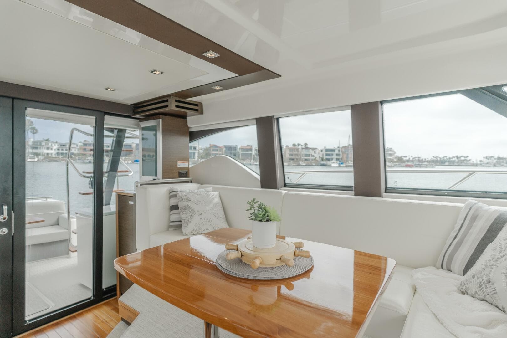 2018 Tiara Yachts F44 Flybridge