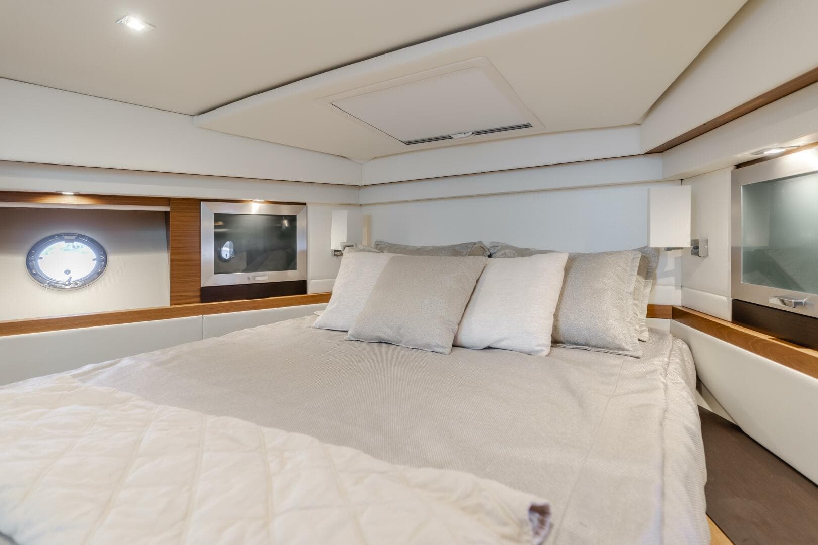 2018 Tiara Yachts F44 Flybridge