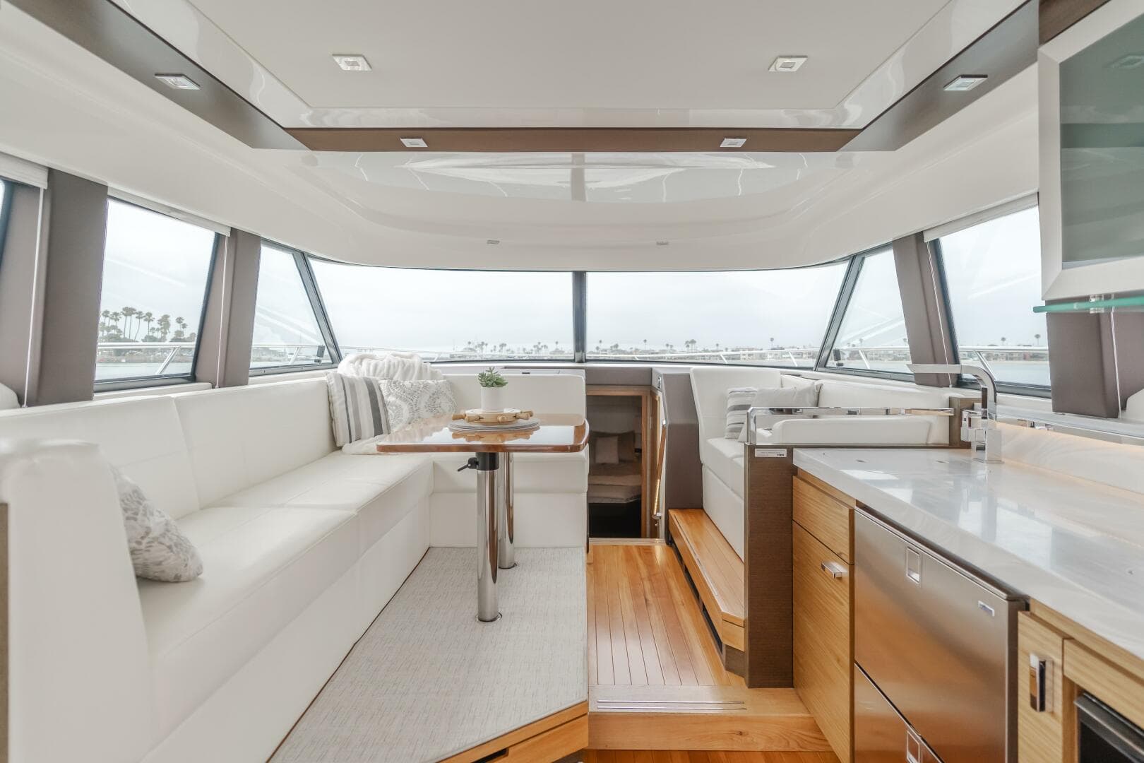 2018 Tiara Yachts F44 Flybridge