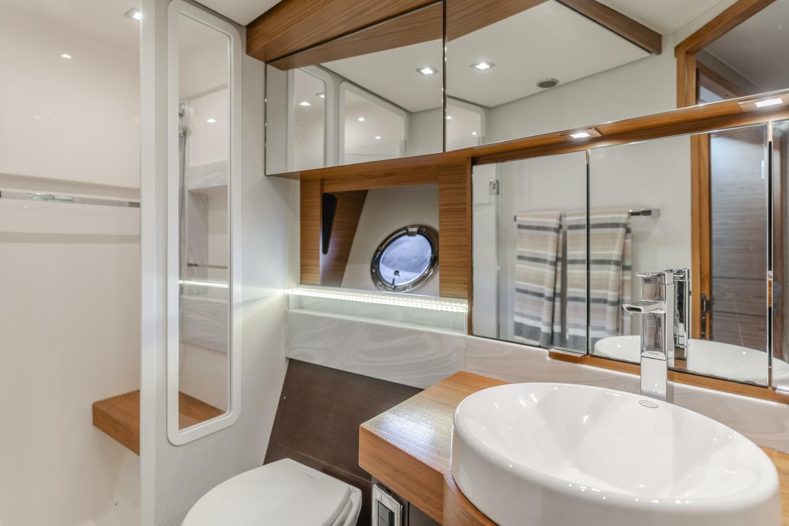 2018 Tiara Yachts F44 Flybridge