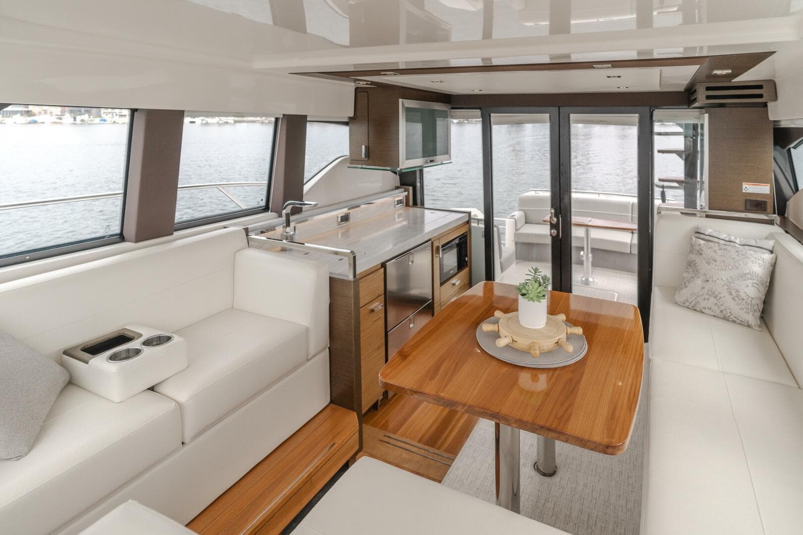 2018 Tiara Yachts F44 Flybridge