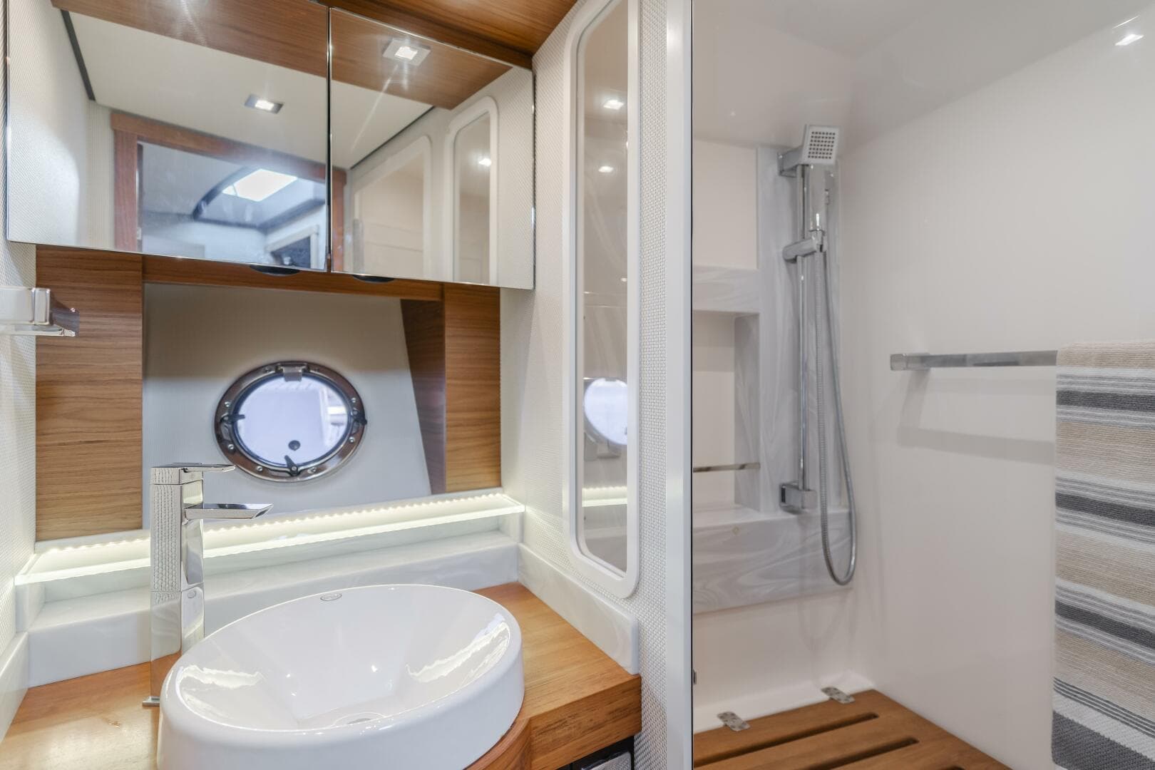 2018 Tiara Yachts F44 Flybridge