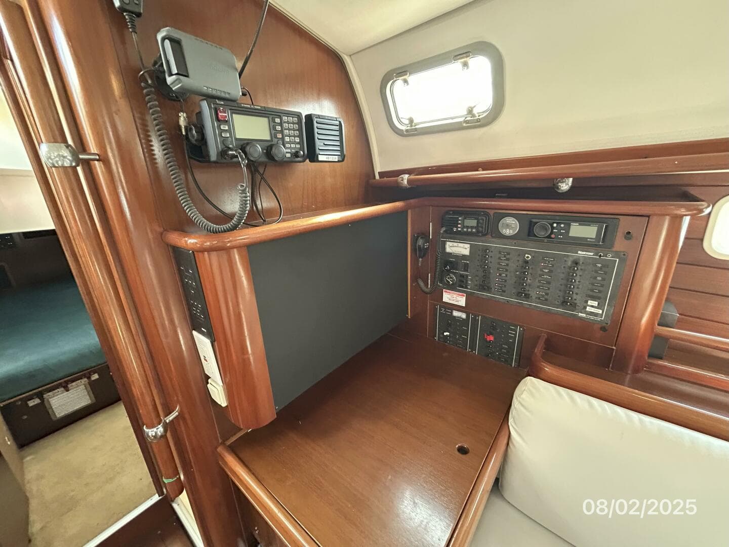 46' Beneteau nav station