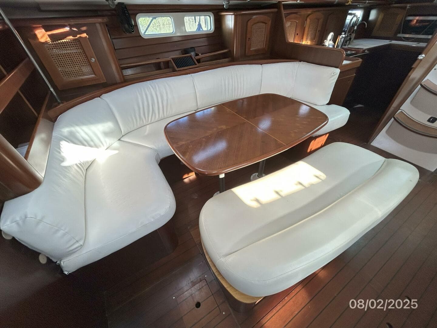 46' Beneteau salon starboard seating2