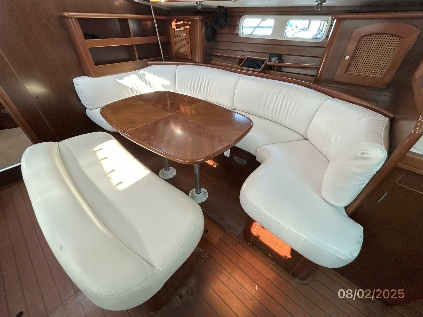 46' Beneteau salon starboard seating1