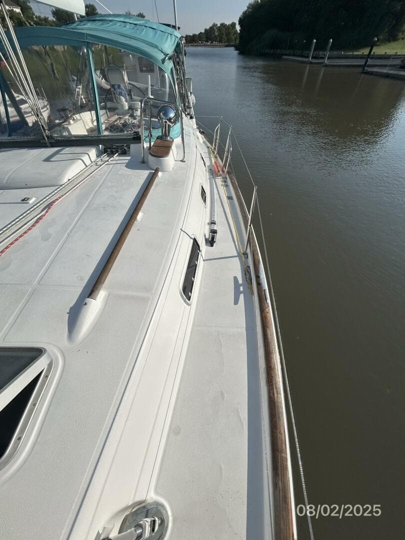46' Beneteau port side deck2