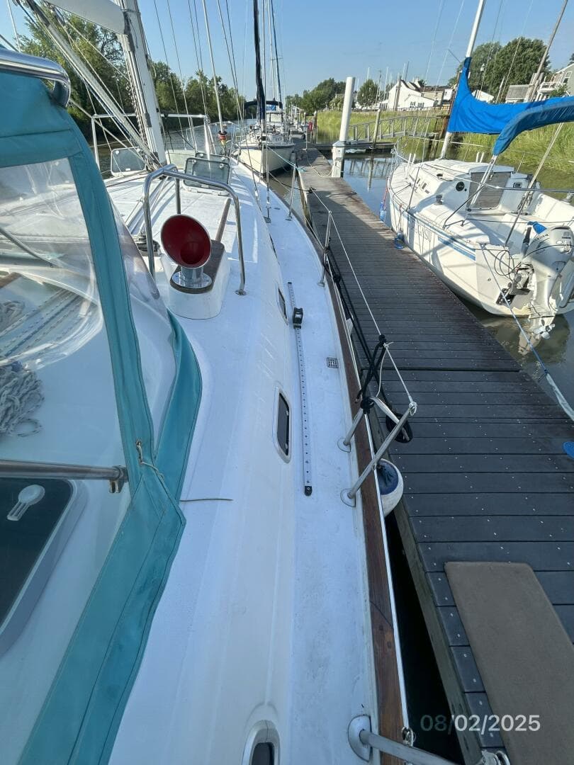 46' Beneteau starboard side deck1