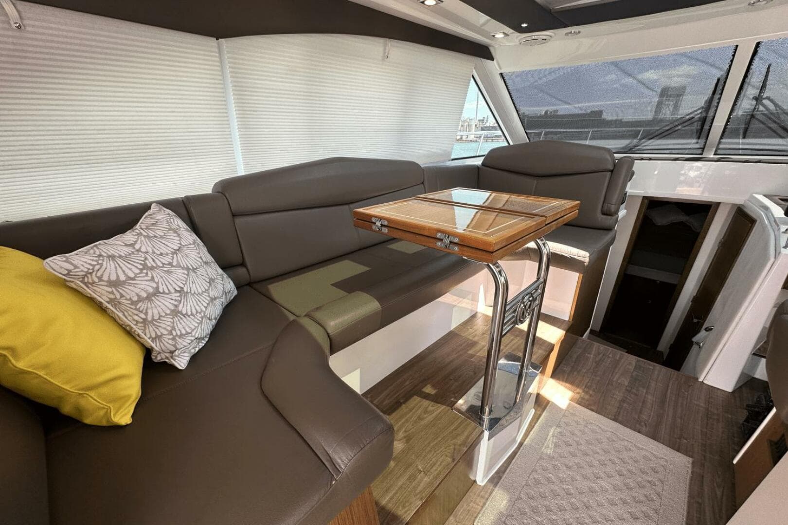 2016 Cruisers Yachts Cantius