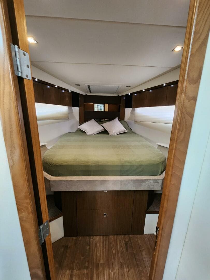 2016 Cruisers Yachts Cantius