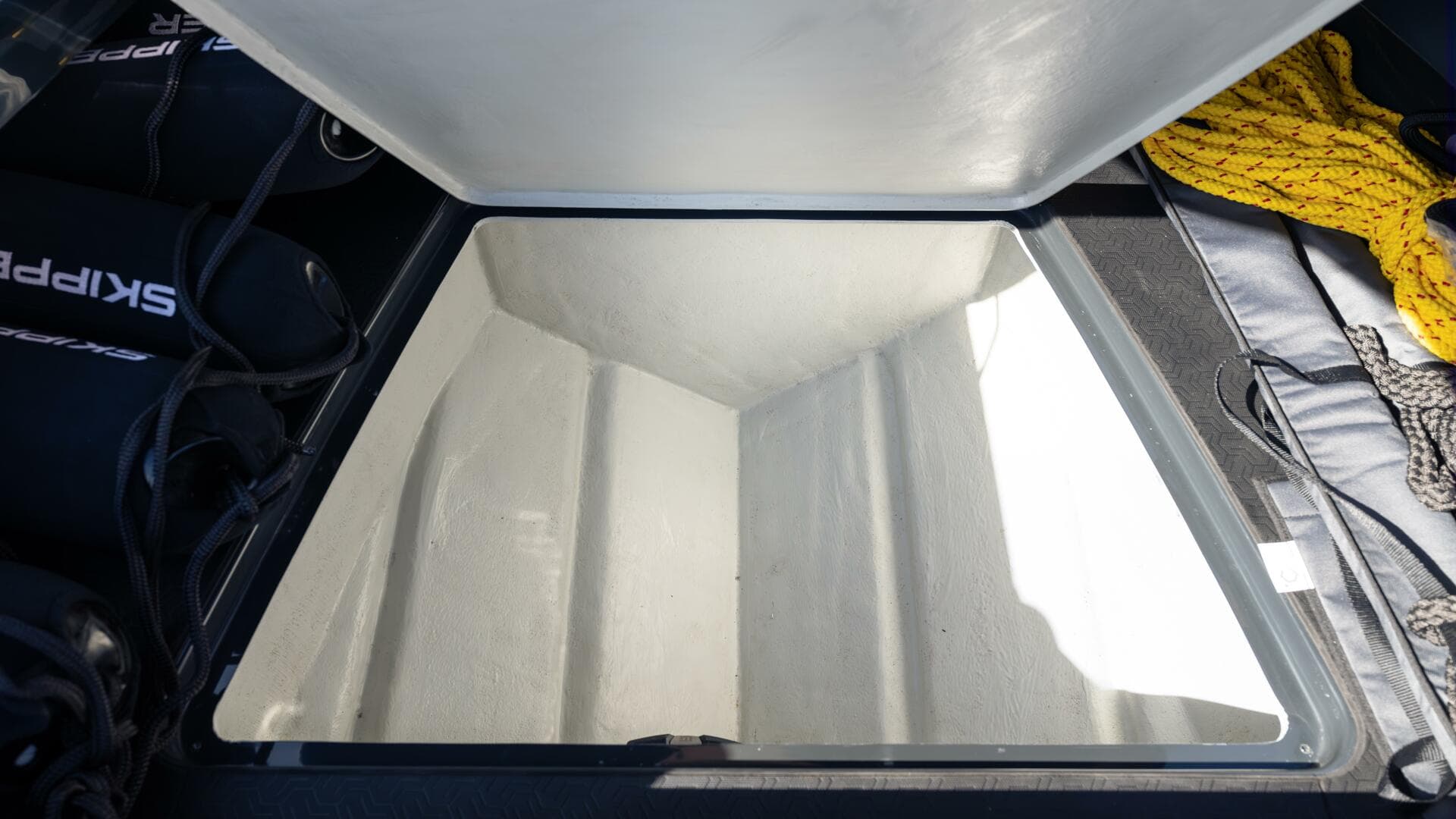 2025 Skipper darkgrey/macadima