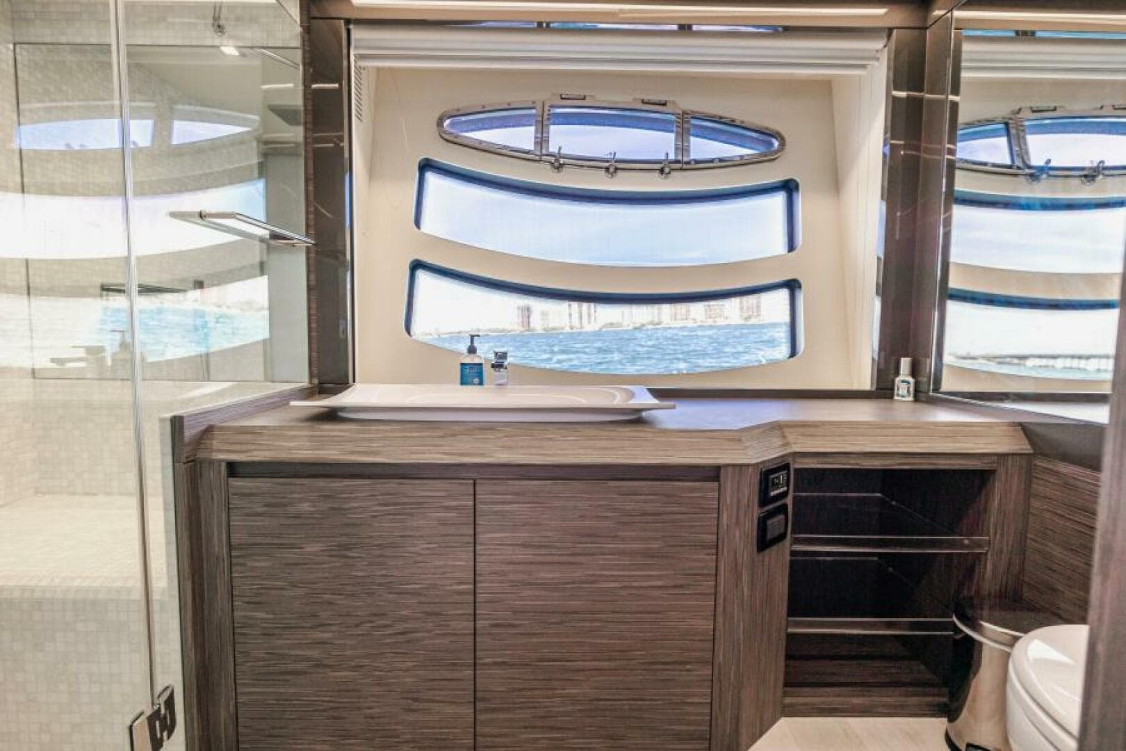 2017 Pershing 82 VHP