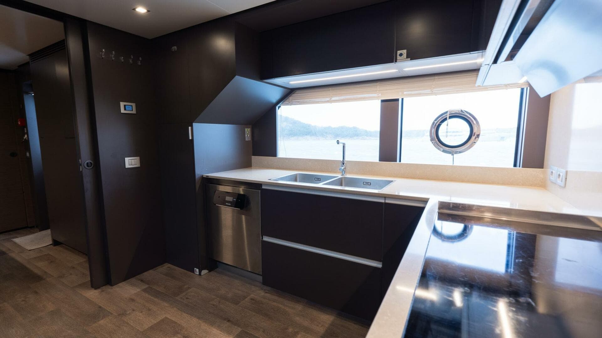 2024 Custom Line Navetta 33