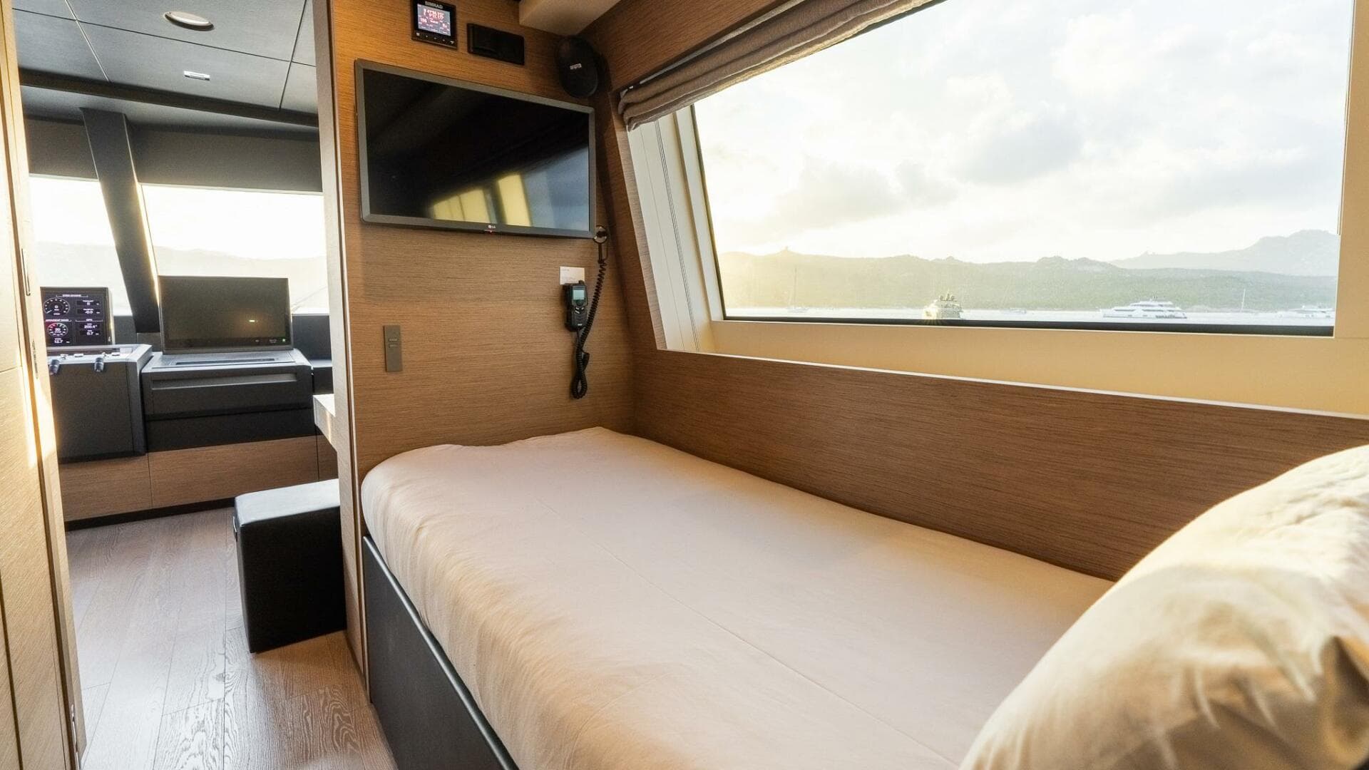 2024 Custom Line Navetta 33