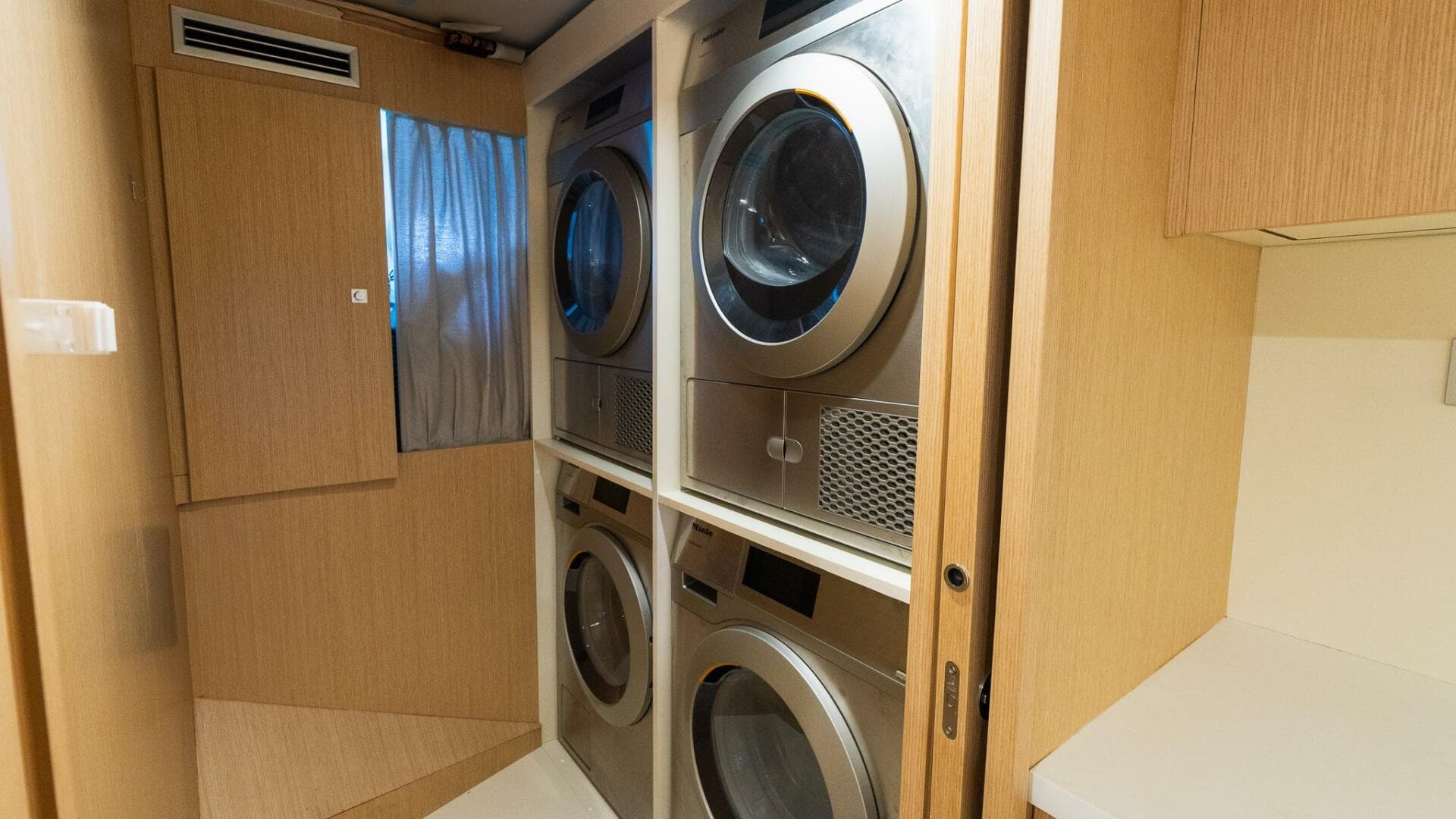 2024 Custom Line Navetta 33