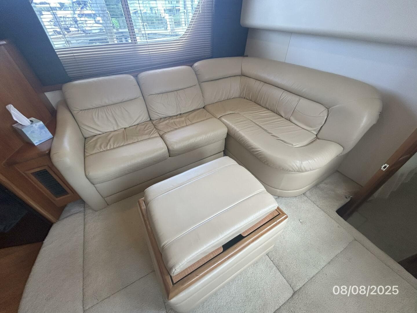 39' Silverton salon starboard seating