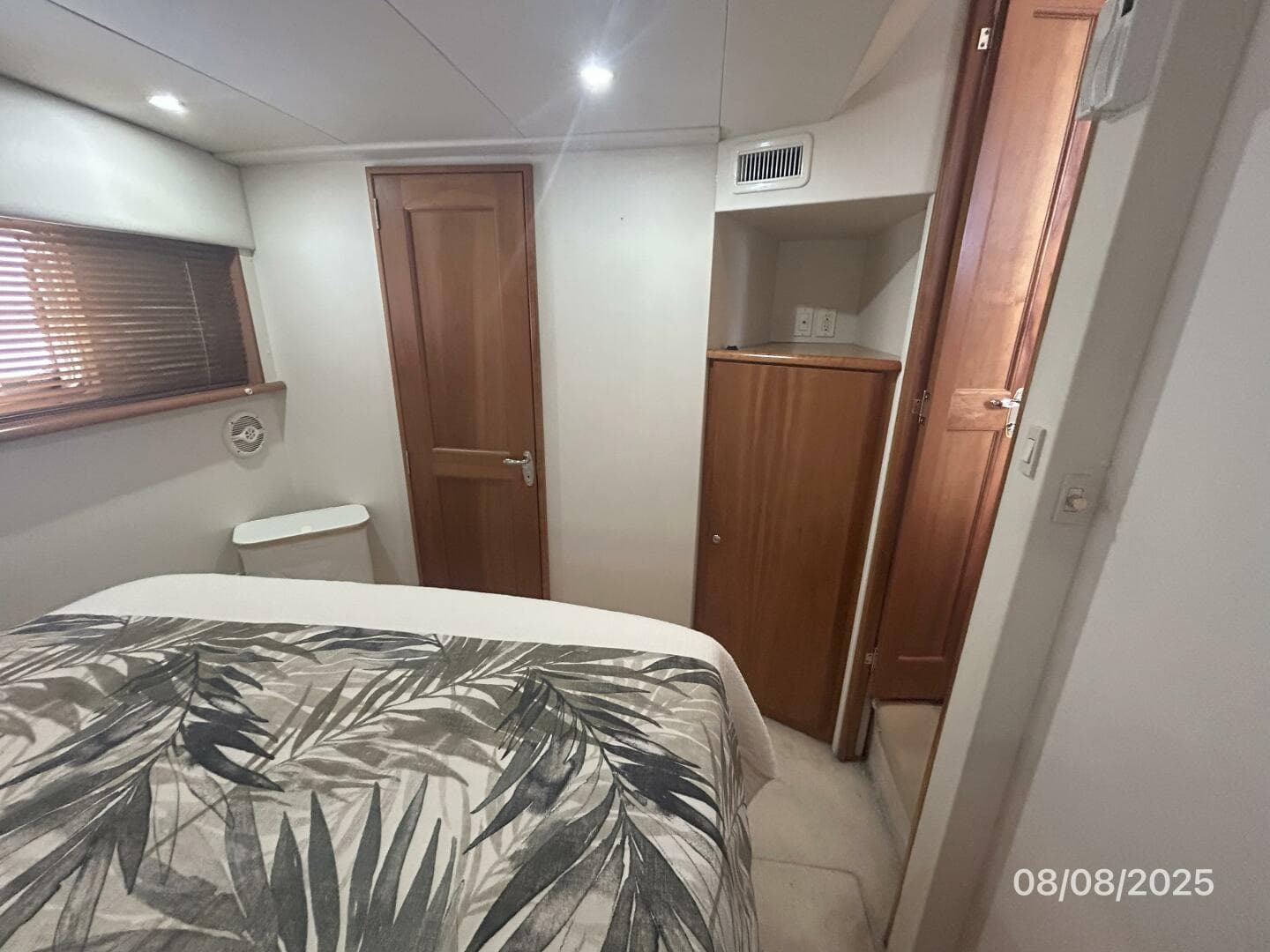 39' Silverton master stateroom port