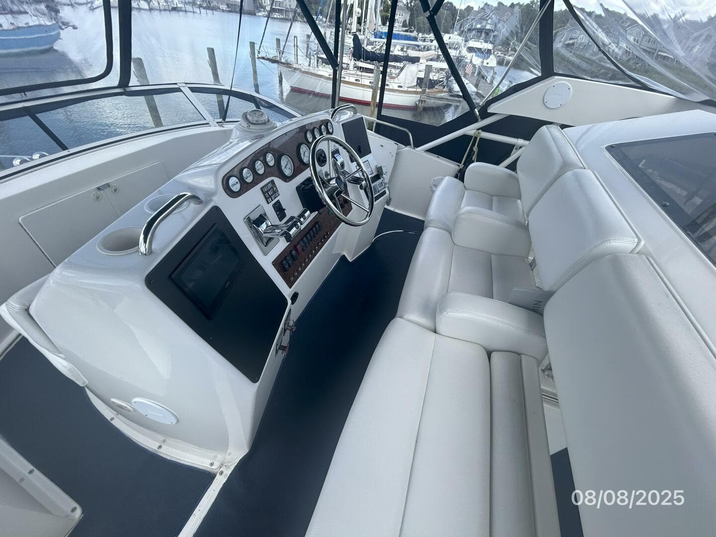 39' Silverton flybridge helm2