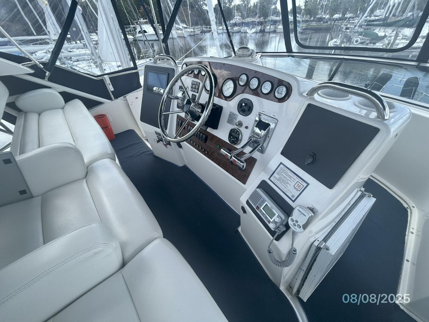 39' Silverton flybridge helm1