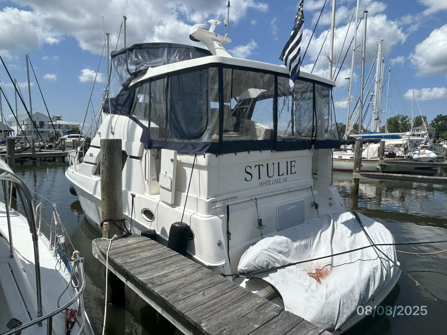 39' Silverton port aft profile