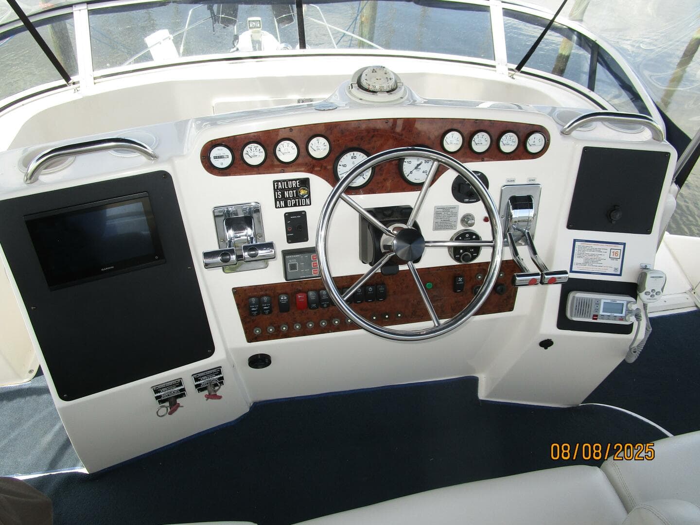 39' Silverton flybridge helm3