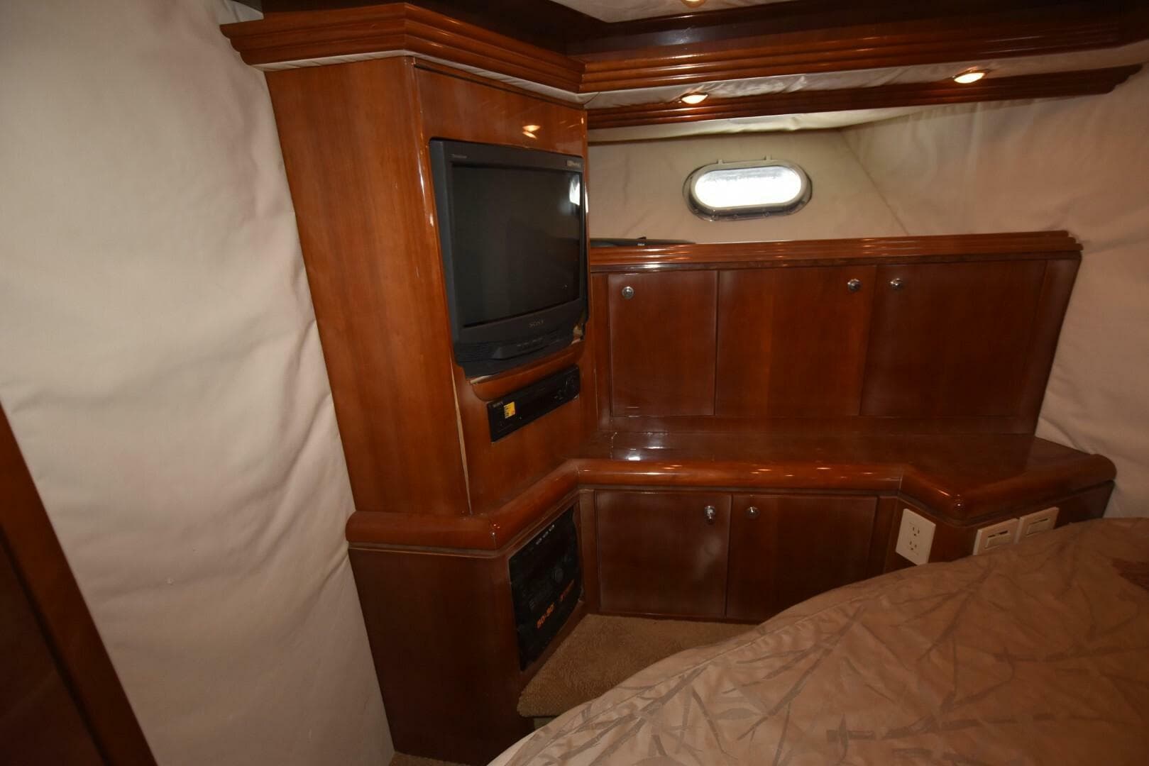 1998 Hatteras 74 Sportdeck