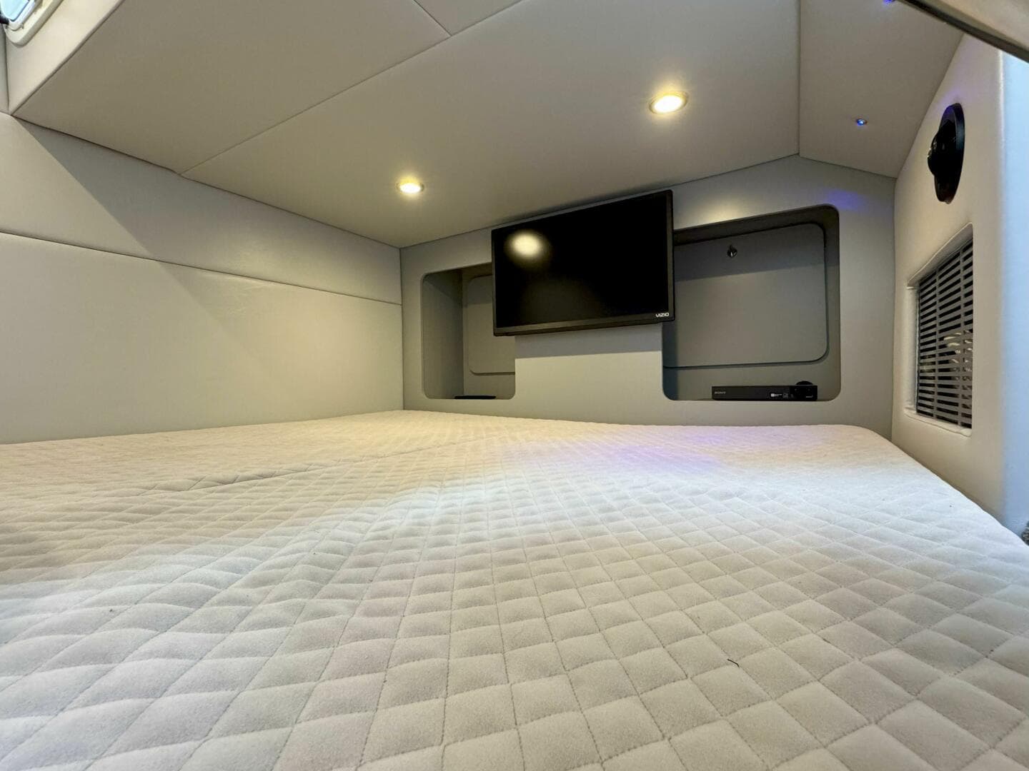 2024 Formula 350 Crossover Bowrider