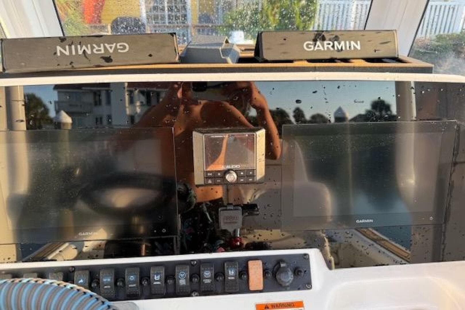 2018 Sea Hunt BX 25 FS boat dashboard with Garmin navigation displays.