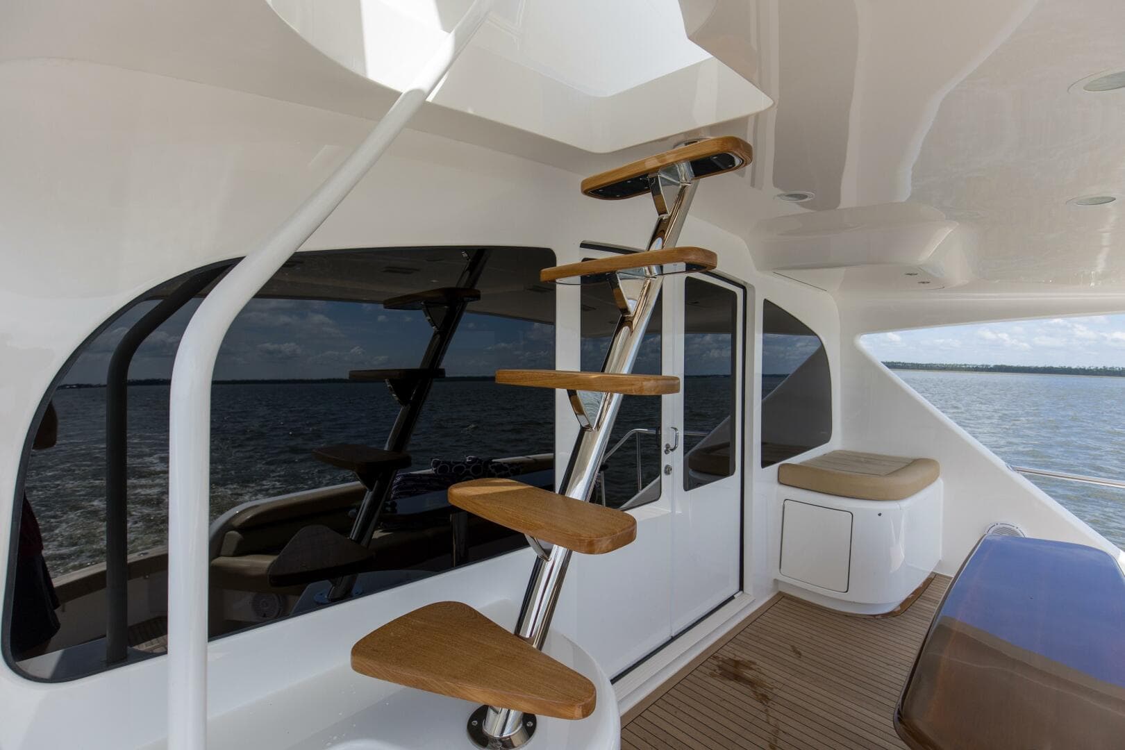 2016 92 Viking Enclosed Bridge Touche Stern Deck (8)