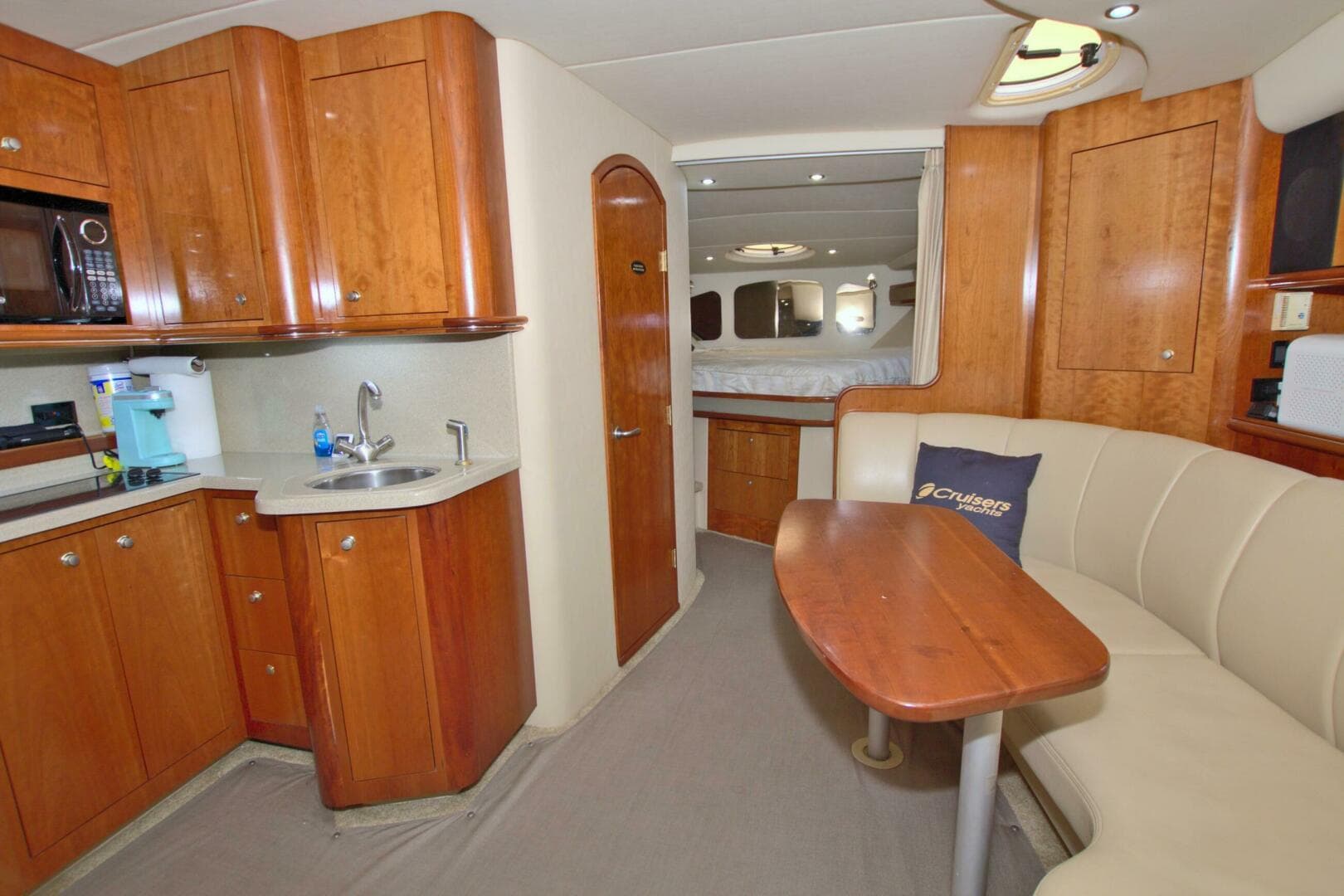 2004 Cruisers Yachts 370 Express