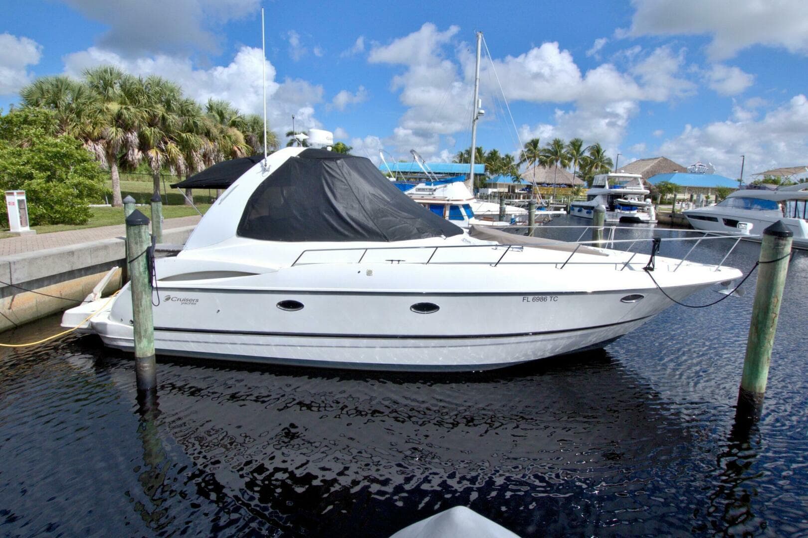 2004 Cruisers Yachts 370 Express
