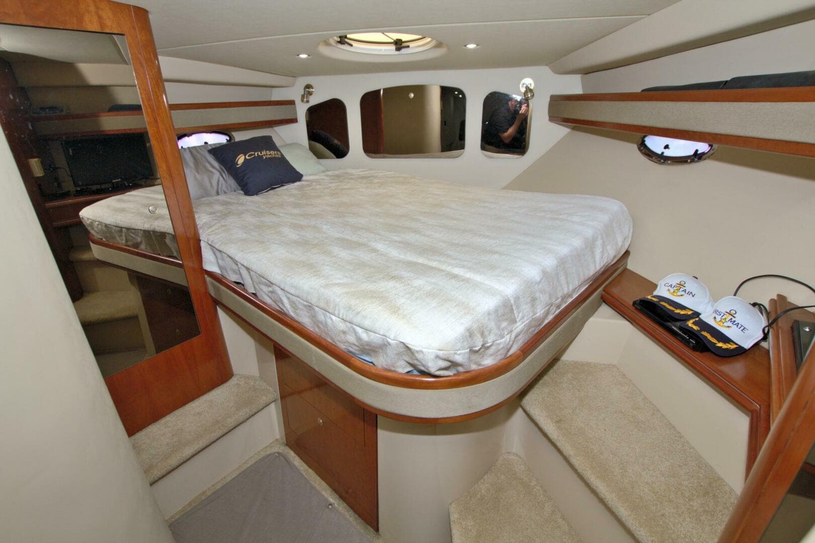 2004 Cruisers Yachts 370 Express