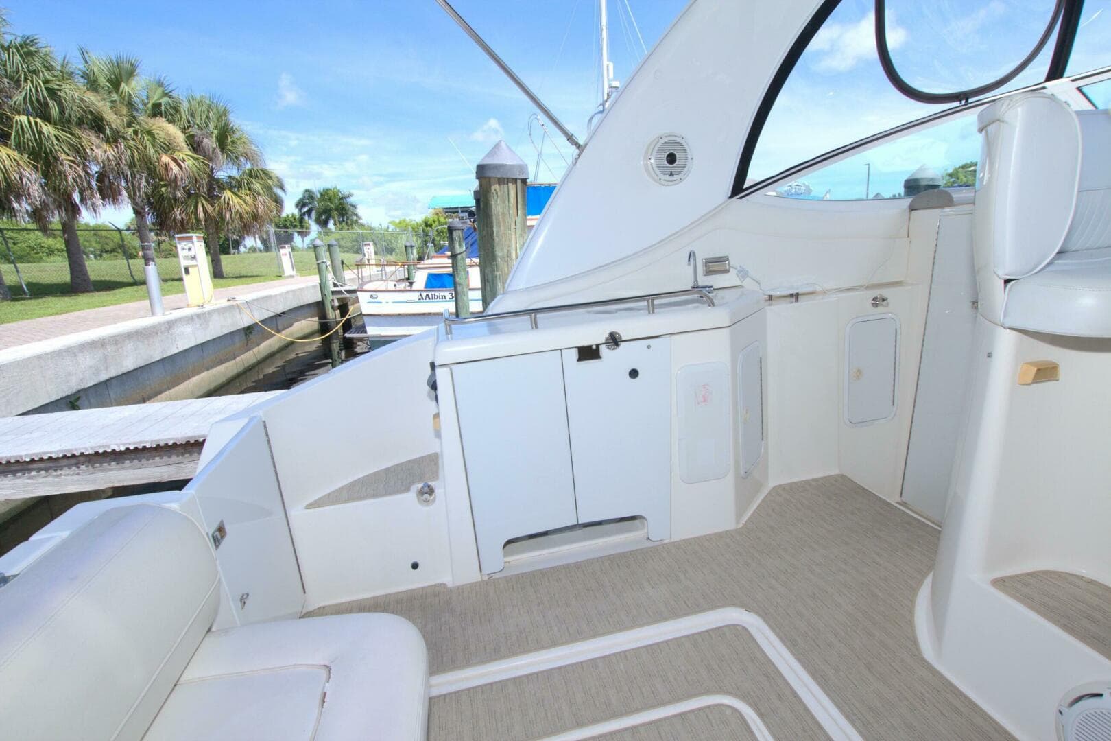 2004 Cruisers Yachts 370 Express