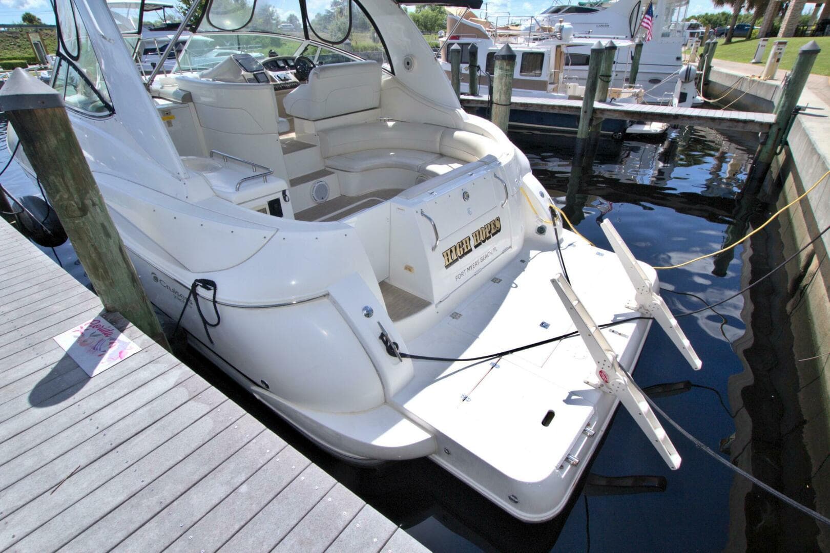 2004 Cruisers Yachts 370 Express