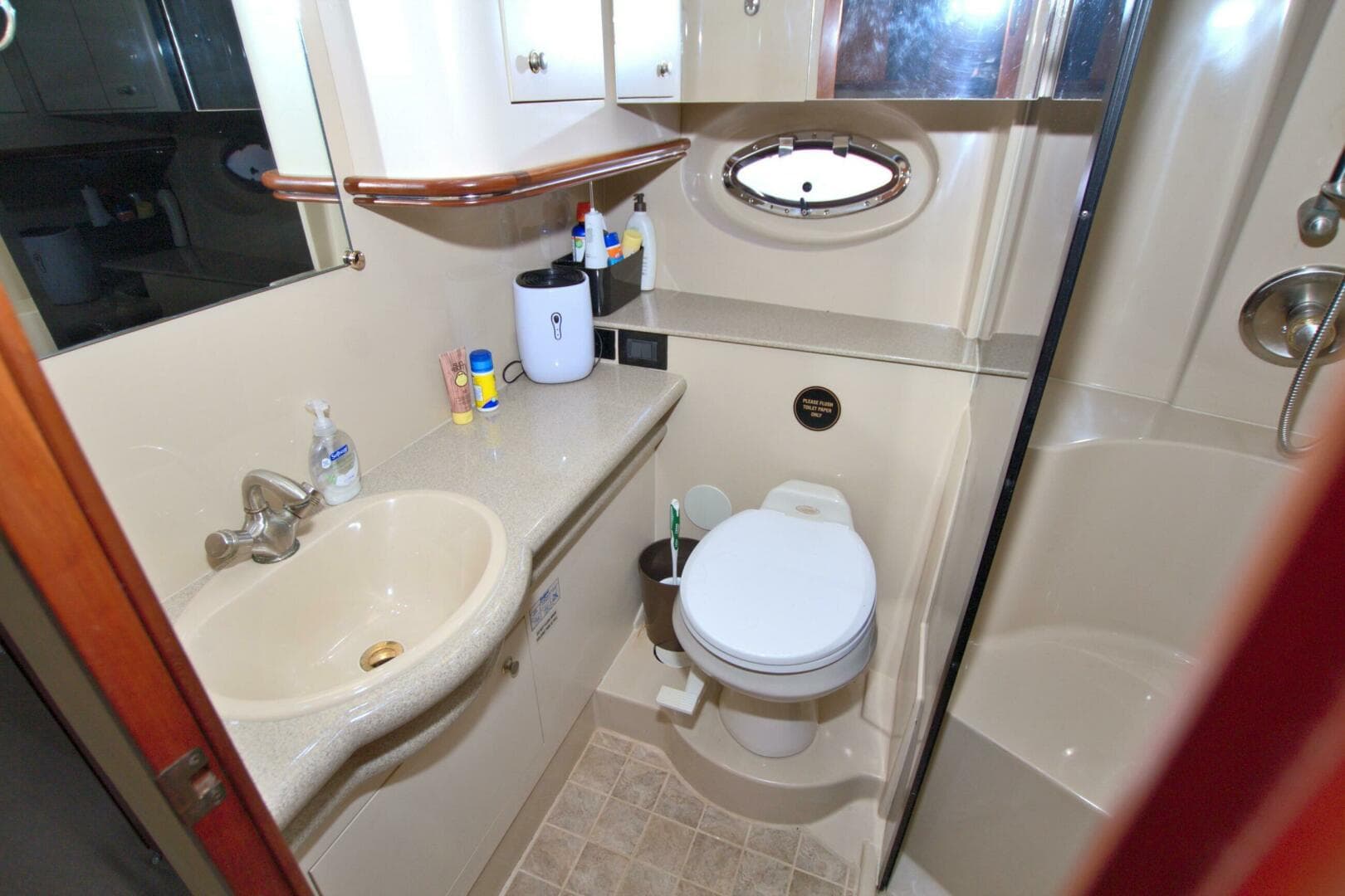 2004 Cruisers Yachts 370 Express