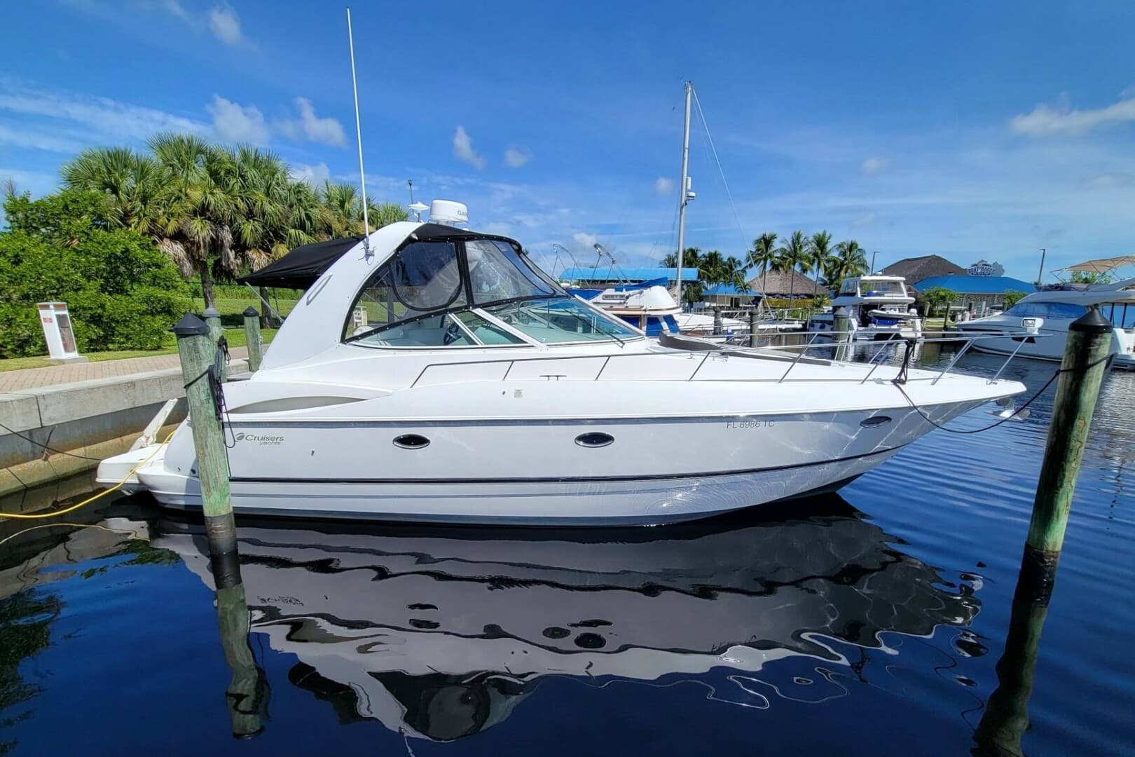 2004 Cruisers Yachts 370 Express