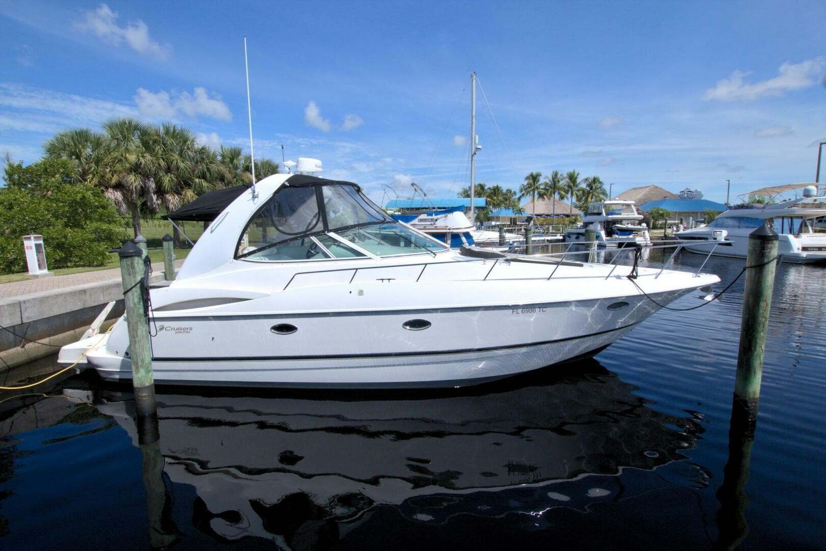 2004 Cruisers Yachts 370 Express