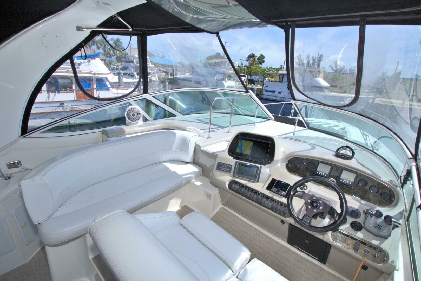2004 Cruisers Yachts 370 Express