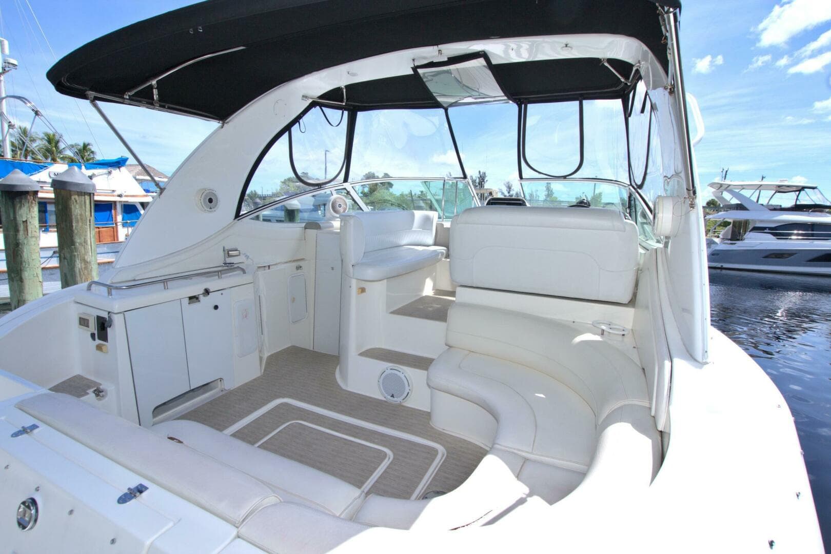 2004 Cruisers Yachts 370 Express