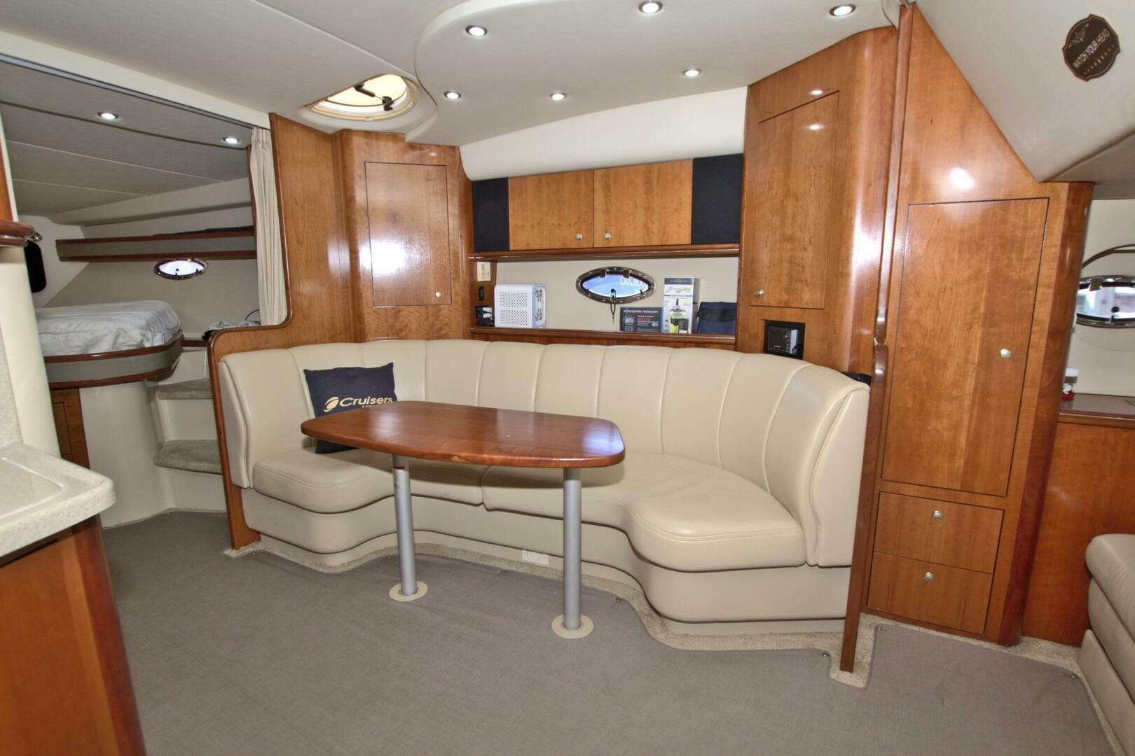 2004 Cruisers Yachts 370 Express
