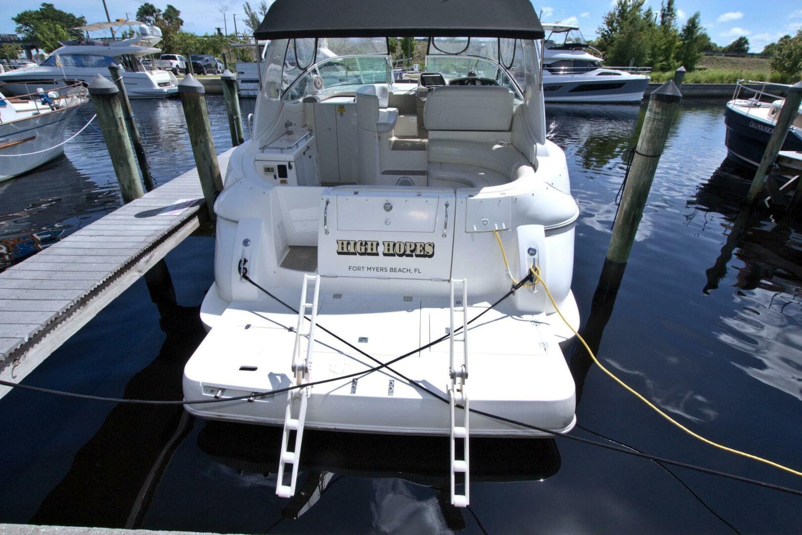 2004 Cruisers Yachts 370 Express