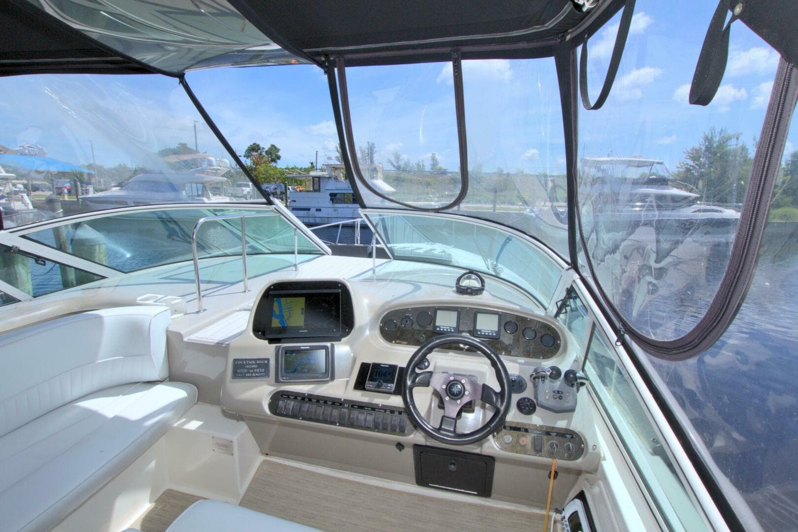 2004 Cruisers Yachts 370 Express