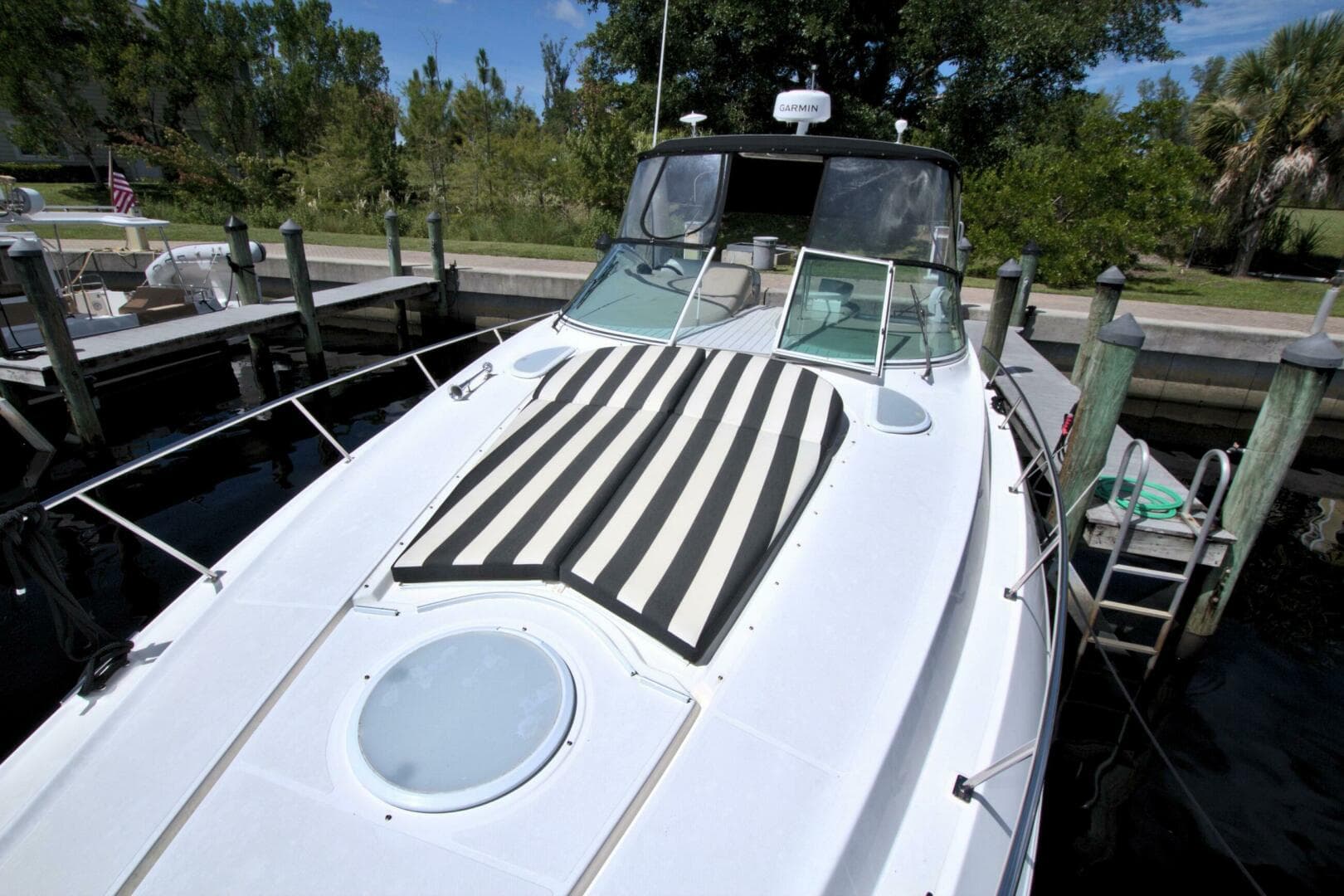 2004 Cruisers Yachts 370 Express