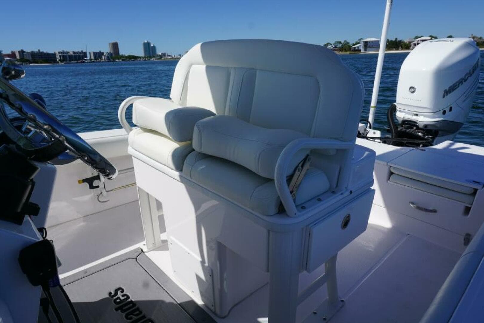 2022 25 Everglades 253cc Helm Seating (1)