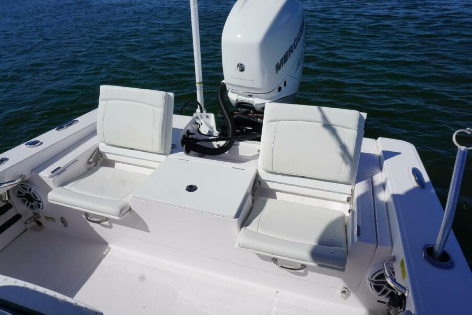 2022 25 Everglades 253cc Aft Seating