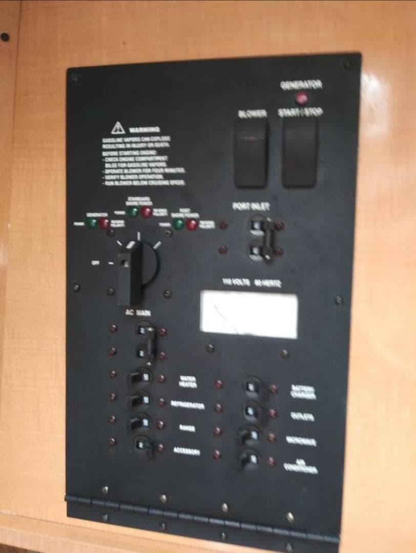 2009 Rinker 280 Express Cruiser