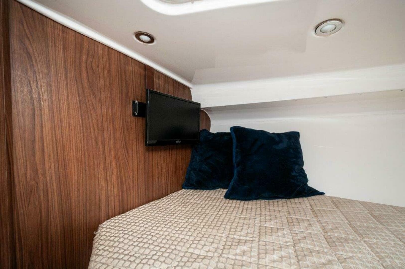 2018 Everglades 350 LX- Cuddy